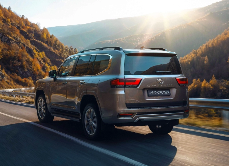 Toyota pariază pe electrificare în segmentul Off-Road: Land Cruiser 300 Hybrid debutează în Europa de Est